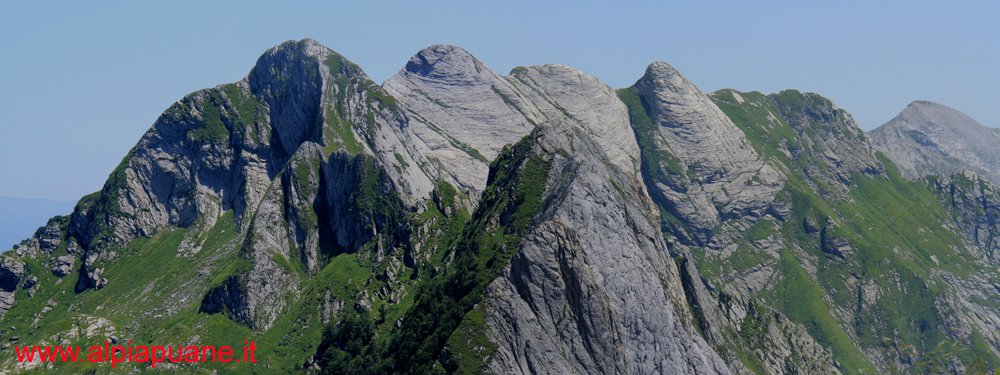 Veduta dalla Finestra del Grondilice, il monte Contrario, il monte Cavallo e la cresta della Tambura