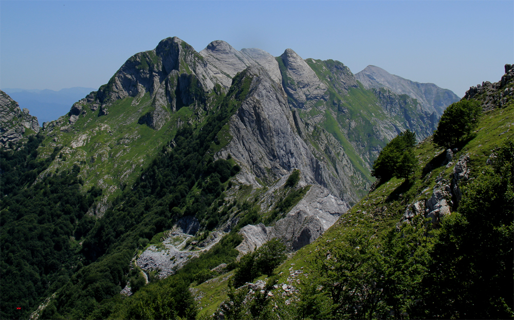 Veduta dalla Finestra del Grondilice, il monte Contrario, il monte Cavallo e la cresta della Tambura