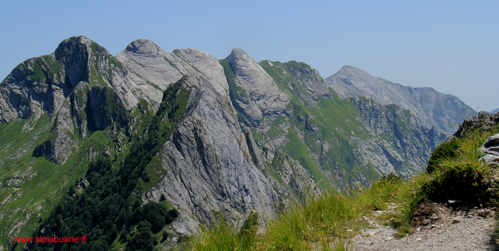 Veduta dalla Finestra del Grondilice, il monte Contrario, il monte Cavallo e la cresta della Tambura