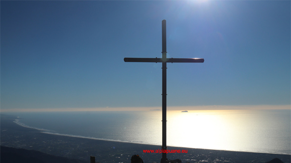  La croce in vetta al monte Altissimo, veduta della marina con le isole: Gorgona a destra e Capraia a sinistra