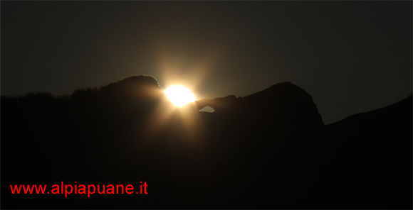 Monte Forato, il doppio tramonto del Sole dal paese di Trassilico