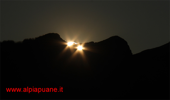 Monte Forato, il doppio tramonto del Sole dal paese di Calomini