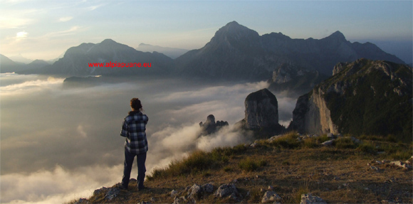 Veduta dal Monte Matanna: in primo piano il Monte Nona, il Procinto con i Bimbi e sullo sfondo il Monte Corchia e il Gruppo delle Panie 