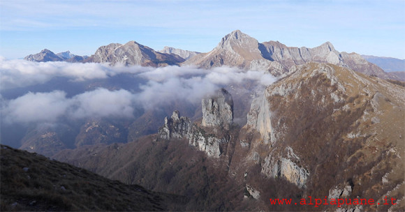 Veduta dal Monte Matanna: in primo piano il monte Nona e il Procinto con i Bimbi, sullo sfondo: il monte Altissimo, il Corchia, il Sumbra e il Gruppo delle Panie 