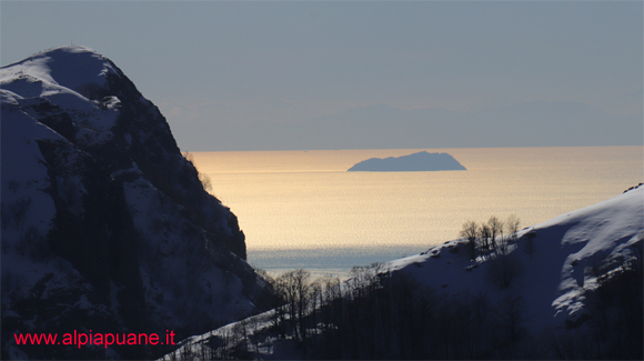 Cresta sud del monte Nona, veduta dell'Isola della Gorgona