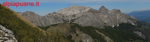 Veduta dalla cresta del monte Sumbra: la Tambura, il Pisanino e la Roccandagia