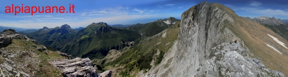 Veduta dalla cresta del Sumbra: il Gruppo delle Panie, il Corchia, il Freddone, l'Altissimo e il Sumbra