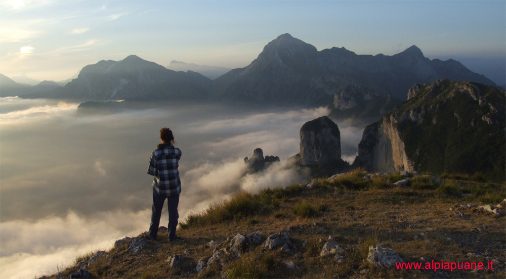 Veduta dal Monte Matanna: in primo piano il Monte Nona, il Procinto con i Bimbi e sullo sfondo il Monte Corchia e le Panie