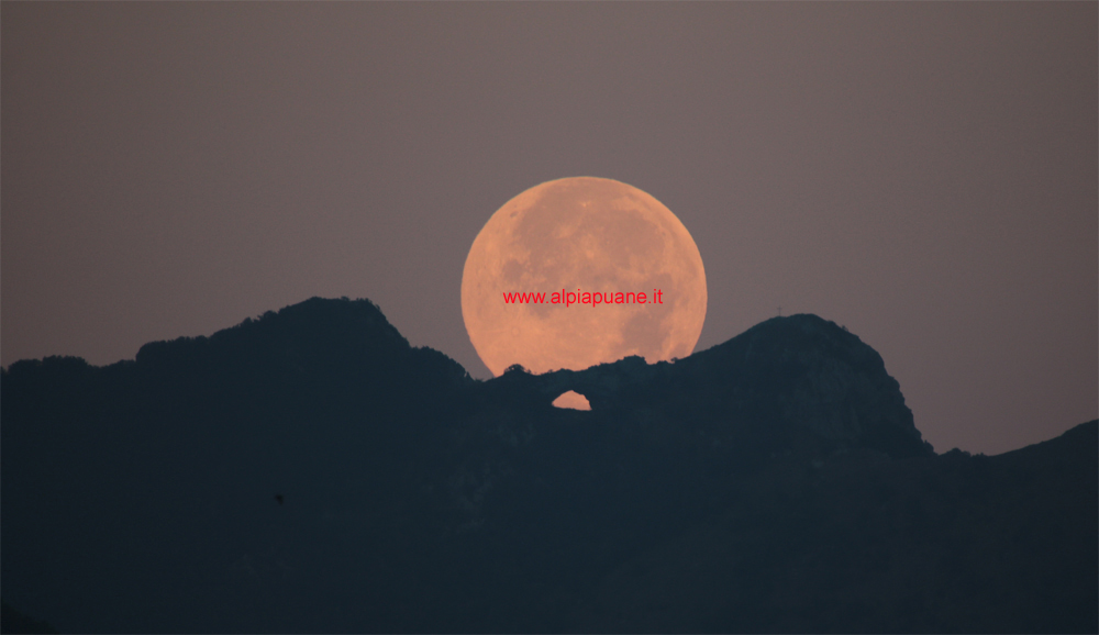 Tramonto della Luna al monte Forato dal Duomo San Cristoforo di Barga