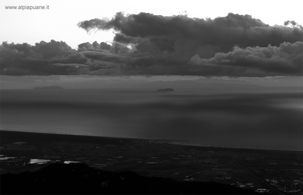 Veduta dal monte Matanna: il porto di Viareggio e la Gorgona, a sinistra la Capraia e sullo sfondo la Corsica