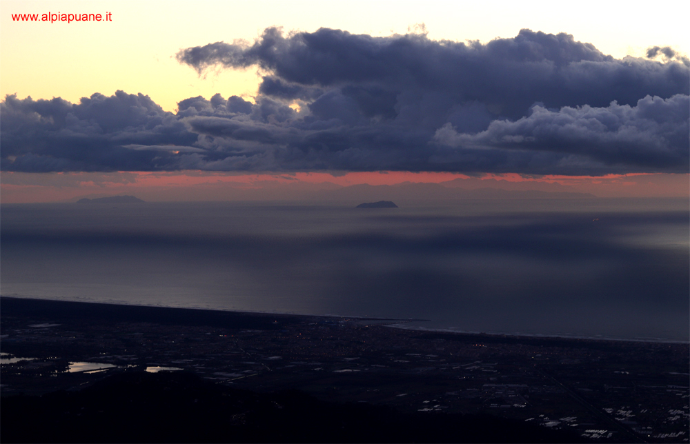Veduta dal monte Matanna: il porto di Viareggio e la Gorgona, a sinistra la Capraia e sullo sfondo la Corsica