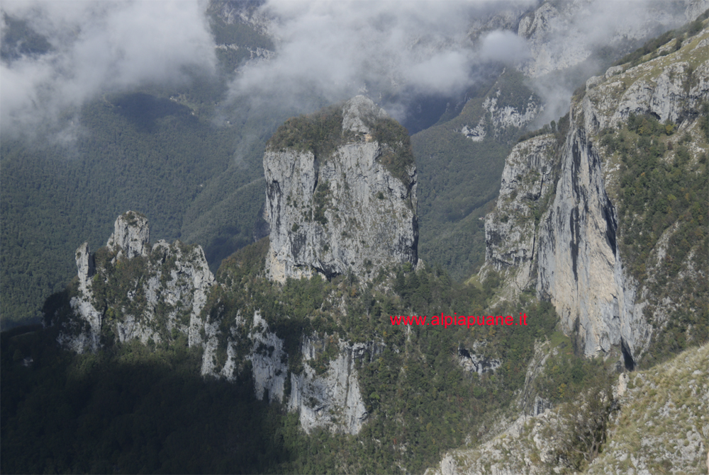 Monte Procinto con i Bimbi e la parete ovest del monte Nona
