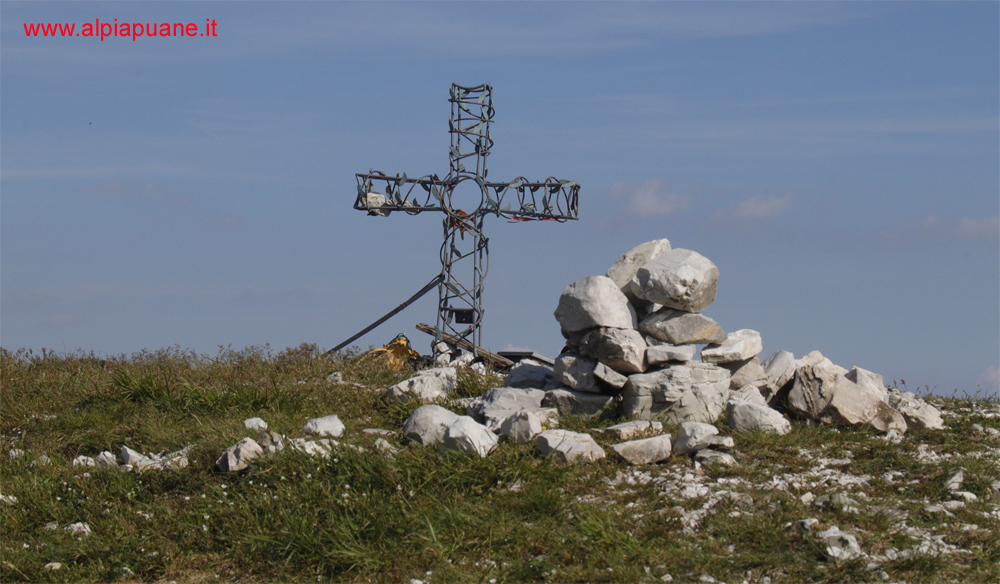 La croce sulla cima nord-ovest del monte Piglione