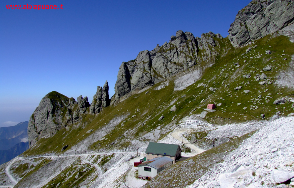 Passo della Focolaccia, Punta Caria e rifugio Aronte dalla cresta Nord-Ovest della Tambura