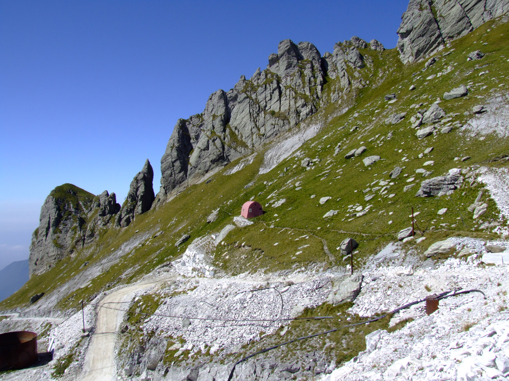Punta Carina e rifugio Aronte dalla cresta Nord-Ovest del monte Tambura